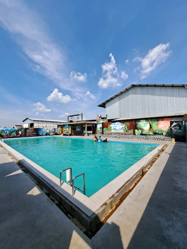 kolam renang embun pagi